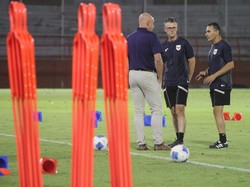 Pelatih Tim Nasional Sepak Bola U-23 Gerald Vanenburg (kanan) berbincang dengan pelatih Tim Nasional Sepak Bola U-20 Frank van Kempen (tengah) dan penasihat Teknis Timnas Indonesia Johan Cruyff (kiri) saat sesi latihan di Stadion Gelora 10 November, Surabaya, Jawa Timur.  Foto: ANTARA FOTO/Umarul Faruq