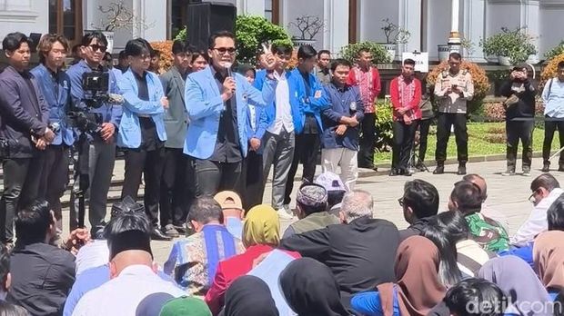 Mahasiswa suarakan kritik ke polda Jabar di Gedung Sate