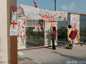 Demo DPRD Bojonegoro Diwarnai Teaterikal dan Corat-coret Pagar Demo DPRD Bojonegoro Diwarnai Teaterikal dan Corat-coret Pagar