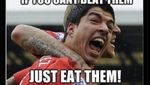 Meme Korban Plot Twist Luis Suarez: Gigit? Tidak... Meludah? Iya!
