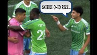 Meme Luis Suarez kena ledekan anak zaman now: skibidi rizz ohio. Aksinya aneh banget deh! Foto: dok. Internet/X (Twitter)