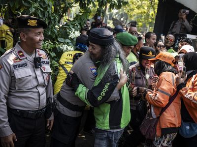 Potret Ojol Se-Jawa Tengah Akur dengan Aparat Saat Aksi Damai