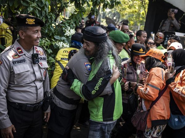 Potret Ojol Se-Jawa Tengah Akur dengan Aparat Saat Aksi Damai