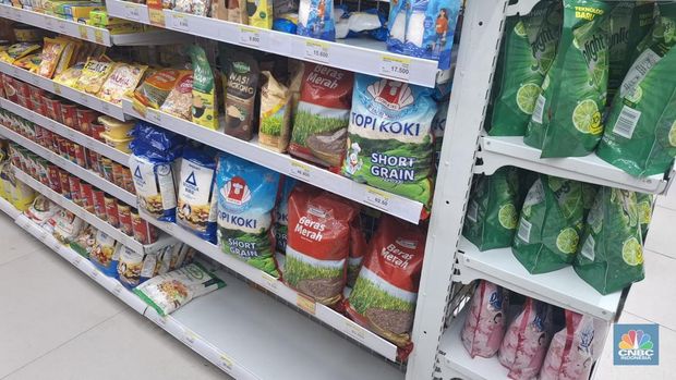 Penjualan beras premium di sejumlah gerai ritel modern terpantau tetap langka hingga Selasa (2/9/2025). (CNBC Indonesia/Chandra Dwi Pranata)