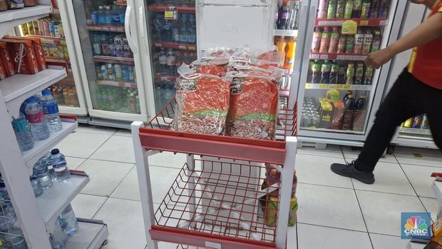 Penjualan beras premium di sejumlah gerai ritel modern terpantau tetap langka hingga Selasa (2/9/2025). (CNBC Indonesia/Chandra Dwi Pranata)