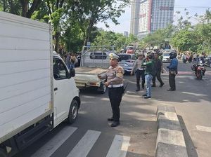 Polisi Rekayasa Lalin Imbas Kebakaran di Asrama Polri Serpong Polisi Rekayasa Lalin Imbas Kebakaran di Asrama Polri Serpong