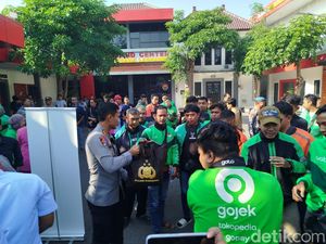 Polres Ponorogo Bagi Sembako ke Ojol, Apresiasi Jaga Kota Kondusif Polres Ponorogo Bagi Sembako ke Ojol, Apresiasi Jaga Kota Kondusif