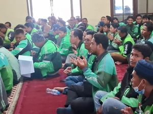 Ratusan Driver Ojol Bangkalan Matikan Aplikasi, Tahlilan untuk Affan Ratusan Driver Ojol Bangkalan Matikan Aplikasi, Tahlilan untuk Affan