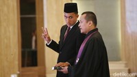 Miliano tampil mengenakan jas hitam dan peci. Prosesi sumpah dimulai pukul 13.25 WIB dengan disaksikan langsung oleh Menteri Hukum Supratman Andi Agtas dan Ketua PSSI Erick Thohir.