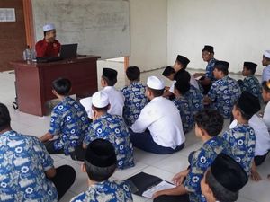 Santri Tarakan Belajar di Lantai Usai Bangku Pesantren Dicuri, Pelaku Ditangkap Santri Tarakan Belajar di Lantai Usai Bangku Pesantren Dicuri, Pelaku Ditangkap