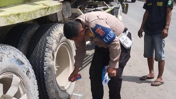 Dump Truck Nanjak Ogah, Warung Bogor Jadi Korban Mundur.
