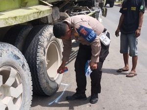 Tak Kuat Nanjak, Dump Truck Berjalan Mundur hingga Tabrak Warung di Bogor