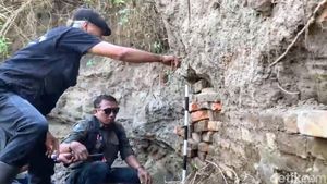 Struktur Bangunan Kuno Ditemukan Saat Gali Ladang di Bondowoso