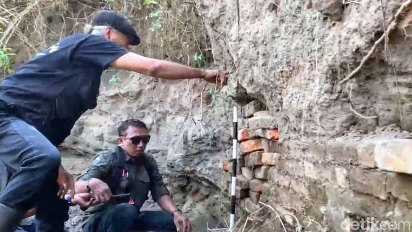 Struktur Bangunan Kuno Ditemukan Saat Gali Ladang di Bondowoso