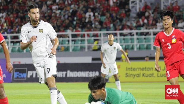 Pemain Timnas Indonesia U-23, Jens Raven, menghadapi Laos dalam laga Kualifikasi Piala Asia U-23 2026 di Stadion Gelora Delta, Sidoarjo, Jawa Timur.