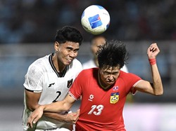 Bek muda Kadek Arel Priyatna sempat menebar ancaman lewat sundulan di babak pertama, sementara striker Indonesia juga beberapa kali mencoba membongkar lini belakang Laos. ANTARA FOTO/Sigid Kurniawan