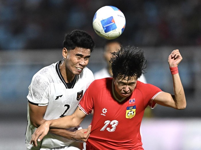 Pesepak bola Timnas U-23 Indonesia Kadek Arel Priyatna (kedua kiri) berebut bola dengan pesepak bola Timnas U-23 Laos Phetdavanh Somsanid (ketiga kiri) dalam Kualifikasi Grup J Piala Asia U-23 2026 di Stadion Gelora Delta Sidoarjo, Jawa Timur, Rabu (3/9/2025). ANTARA FOTO/Sigid Kurniawan