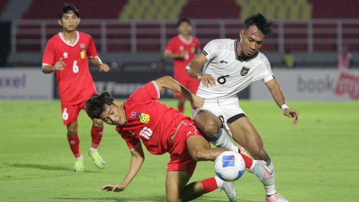 Timnas U-23 Indonesia lawan Laos Pesepak bola Timnas U-23 Indonesia Kadek Arel Priyatna (kedua kiri) berebut bola dengan pesepak bola Timnas U-23 Laos Phetdavanh Somsanid (ketiga kiri) dalam Kualifikasi Grup J Piala Asia U-23 2026 di Stadion Gelora Delta Sidoarjo, Jawa Timur, Rabu (3/9/2025). ANTARA FOTO/Sigid Kurniawan
