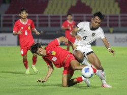 Sejak peluit kick-off, Garuda Muda tampil dominan dengan penguasaan bola dan serangan bertubi-tubi. ANTARA FOTO/Sigid Kurniawan