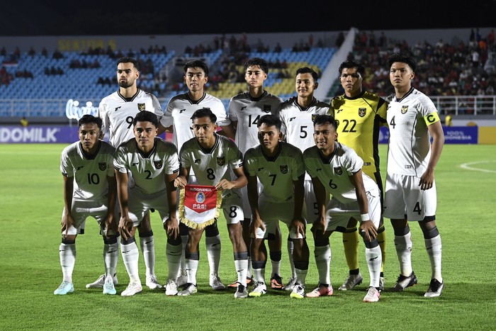Pesepak bola Timnas U-23 Indonesia Kadek Arel Priyatna (kedua kiri) berebut bola dengan pesepak bola Timnas U-23 Laos Phetdavanh Somsanid (ketiga kiri) dalam Kualifikasi Grup J Piala Asia U-23 2026 di Stadion Gelora Delta Sidoarjo, Jawa Timur, Rabu (3/9/2025). ANTARA FOTO/Sigid Kurniawan