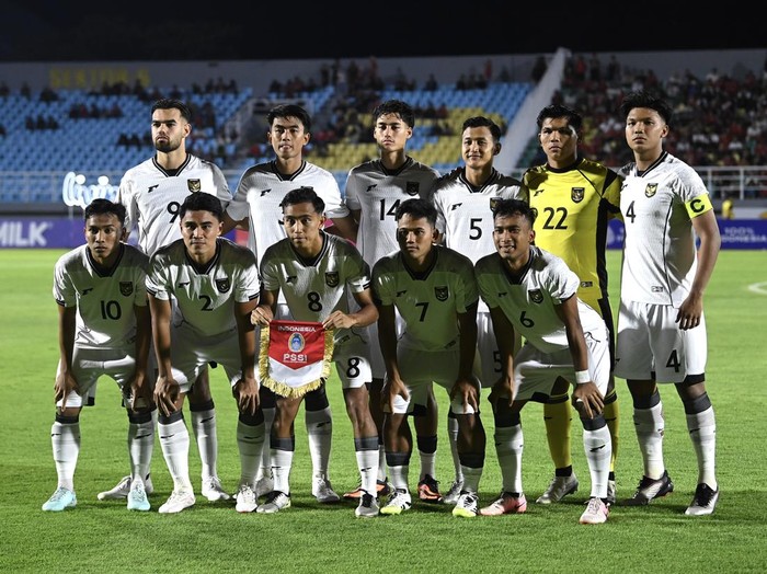 Pesepak bola Timnas U-23 Indonesia Kadek Arel Priyatna (kedua kiri) berebut bola dengan pesepak bola Timnas U-23 Laos Phetdavanh Somsanid (ketiga kiri) dalam Kualifikasi Grup J Piala Asia U-23 2026 di Stadion Gelora Delta Sidoarjo, Jawa Timur, Rabu (3/9/2025). ANTARA FOTO/Sigid Kurniawan