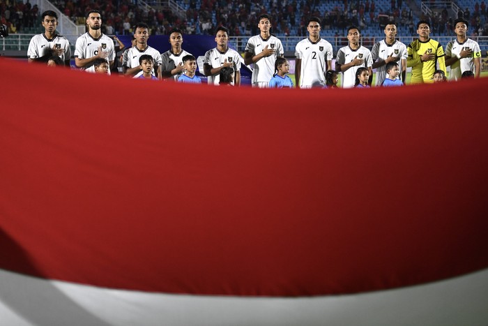 Pesepak bola Timnas U-23 Indonesia Kadek Arel Priyatna (kedua kiri) berebut bola dengan pesepak bola Timnas U-23 Laos Phetdavanh Somsanid (ketiga kiri) dalam Kualifikasi Grup J Piala Asia U-23 2026 di Stadion Gelora Delta Sidoarjo, Jawa Timur, Rabu (3/9/2025). ANTARA FOTO/Sigid Kurniawan