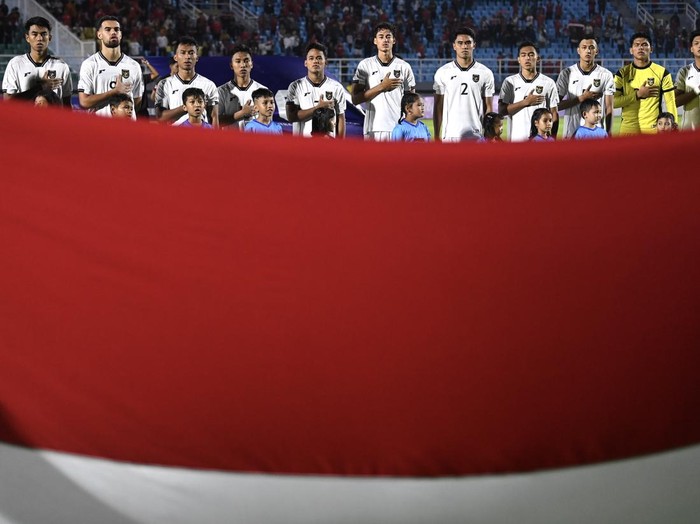 Pesepak bola Timnas U-23 Indonesia Kadek Arel Priyatna (kedua kiri) berebut bola dengan pesepak bola Timnas U-23 Laos Phetdavanh Somsanid (ketiga kiri) dalam Kualifikasi Grup J Piala Asia U-23 2026 di Stadion Gelora Delta Sidoarjo, Jawa Timur, Rabu (3/9/2025). ANTARA FOTO/Sigid Kurniawan
