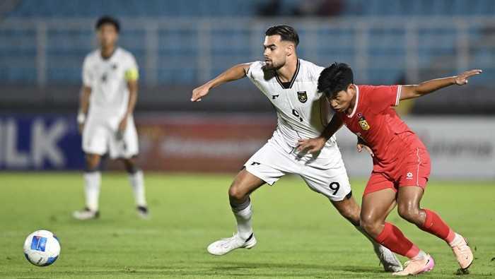 Timnas U-23 Indonesia lawan Laos Pesepak bola Timnas U-23 Indonesia Kadek Arel Priyatna (kedua kiri) berebut bola dengan pesepak bola Timnas U-23 Laos Phetdavanh Somsanid (ketiga kiri) dalam Kualifikasi Grup J Piala Asia U-23 2026 di Stadion Gelora Delta Sidoarjo, Jawa Timur, Rabu (3/9/2025). ANTARA FOTO/Sigid Kurniawan
