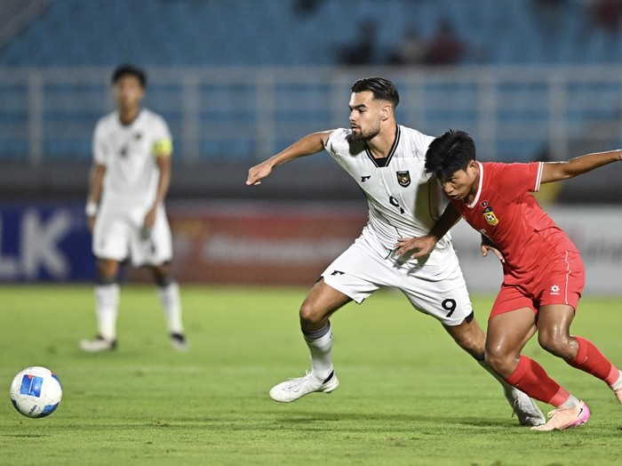 Pesepak bola Timnas U-23 Indonesia Kadek Arel Priyatna (kedua kiri) berebut bola dengan pesepak bola Timnas U-23 Laos Phetdavanh Somsanid (ketiga kiri) dalam Kualifikasi Grup J Piala Asia U-23 2026 di Stadion Gelora Delta Sidoarjo, Jawa Timur, Rabu (3/9/2025). ANTARA FOTO/Sigid Kurniawan