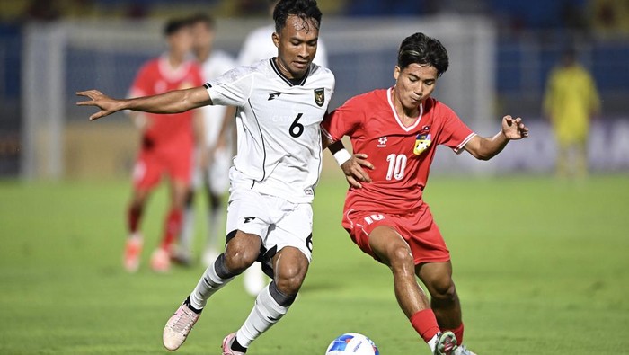 Pesepak bola Timnas U-23 Indonesia Kadek Arel Priyatna (kedua kiri) berebut bola dengan pesepak bola Timnas U-23 Laos Phetdavanh Somsanid (ketiga kiri) dalam Kualifikasi Grup J Piala Asia U-23 2026 di Stadion Gelora Delta Sidoarjo, Jawa Timur, Rabu (3/9/2025). ANTARA FOTO/Sigid Kurniawan