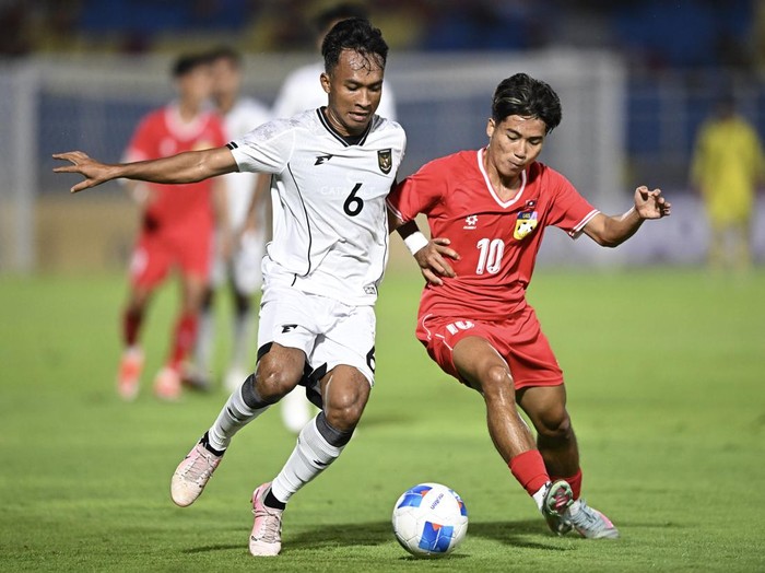 Pesepak bola Timnas U-23 Indonesia Kadek Arel Priyatna (kedua kiri) berebut bola dengan pesepak bola Timnas U-23 Laos Phetdavanh Somsanid (ketiga kiri) dalam Kualifikasi Grup J Piala Asia U-23 2026 di Stadion Gelora Delta Sidoarjo, Jawa Timur, Rabu (3/9/2025). ANTARA FOTO/Sigid Kurniawan
