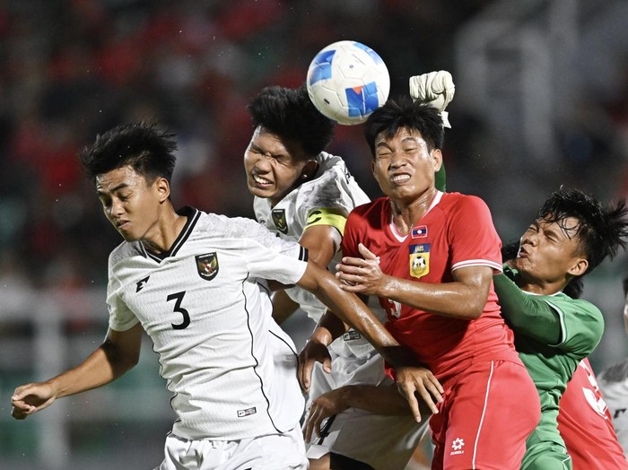 Pesepak bola Timnas U-23 Indonesia Kadek Arel Priyatna (kedua kiri) berebut bola dengan pesepak bola Timnas U-23 Laos Phetdavanh Somsanid (ketiga kiri) dalam Kualifikasi Grup J Piala Asia U-23 2026 di Stadion Gelora Delta Sidoarjo, Jawa Timur, Rabu (3/9/2025). ANTARA FOTO/Sigid Kurniawan