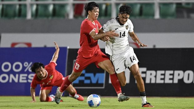 Pesepak bola Timnas U-23 Indonesia Rafael William Struick (kanan) berusaha melewati adangan pesepak bola Timnas U-23 Laos Sonevilay Phetviengsy (kedua kanan) dalam Kualifikasi Grup J Piala Asia U-23 2026 di Stadion Gelora Delta Sidoarjo, Jawa Timur, Rabu (3/9/2025). ANTARA FOTO/Sigid Kurniawan/mrh/tom.