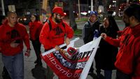 Warga dan Relawan Bersatu, Lawan Ketakutan Razia Imigrasi di Los Angeles