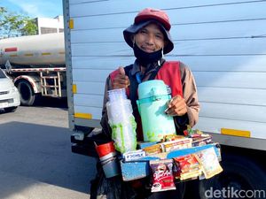 Wawi dan Semangatnya yang Menyala di Perempatan Kiaracondong Wawi dan Semangatnya yang Menyala di Perempatan Kiaracondong