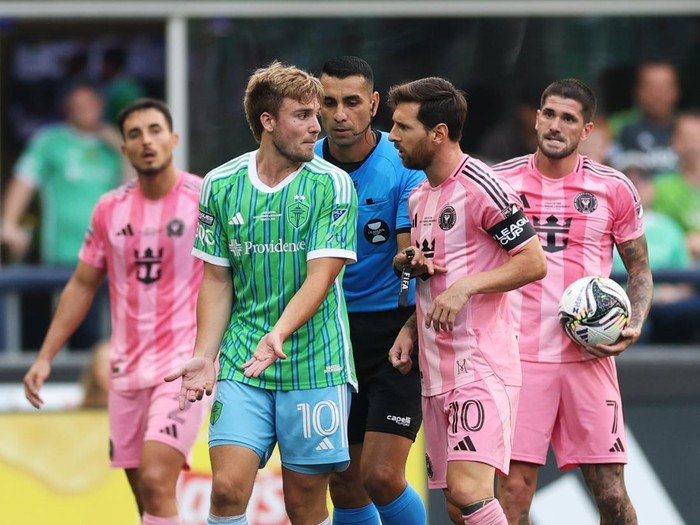 SEATTLE, WASHINGTON - AUGUST 31: Lionel Messi #10 of Inter Miami CF argues with Pedro de la Vega #10 of the Seattle Sounders FC during the Leagues Cup Final match between Seattle Sounders and Inter Miami CF at Lumen Field on August 31, 2025 in Seattle, Washington. (Photo by Steph Chambers - Leagues Cup/MLS via Getty Images)