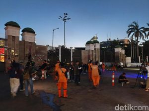 Massa BEM SI Tertib Bubar dari Depan DPR Usai Tabur Bunga