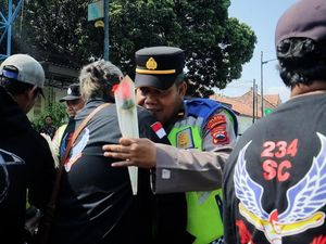 Aksi Damai Aliansi Masyarakat Pemalang Bersatu Bagikan Bunga-Peluk Polisi Aksi Damai Aliansi Masyarakat Pemalang Bersatu Bagikan Bunga-Peluk Polisi