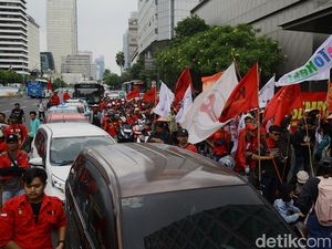 Arus Lalin Kawasan Patung Kuda Tersendat Imbas Demo Buruh