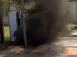 Asap Mengepul di Got Jalan Bawakaraeng Makassar, Ternyata Warga Bakar Sampah Asap Mengepul di Got Jalan Bawakaraeng Makassar, Ternyata Warga Bakar Sampah