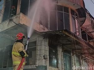 Bekas Bioskop Lawas di Mayjend Sungkono Surabaya Tiba-tiba Kebakaran Bekas Bioskop Lawas di Mayjend Sungkono Surabaya Tiba-tiba Kebakaran
