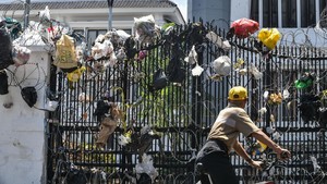 Bungkusan Sampah Penuhi Gerbang DPRD Jabar