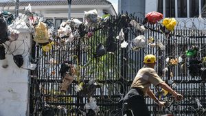 Bungkusan Sampah Penuhi Gerbang DPRD Jabar