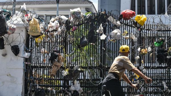 Bungkusan Sampah Penuhi Gerbang DPRD Jabar