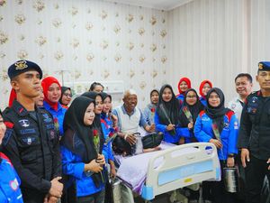 KSPSI Jenguk Anggota Polri Korban Kerusuhan di RS Polri, Doakan Indonesia Damai KSPSI Jenguk Anggota Polri Korban Kerusuhan di RS Polri, Doakan Indonesia Damai