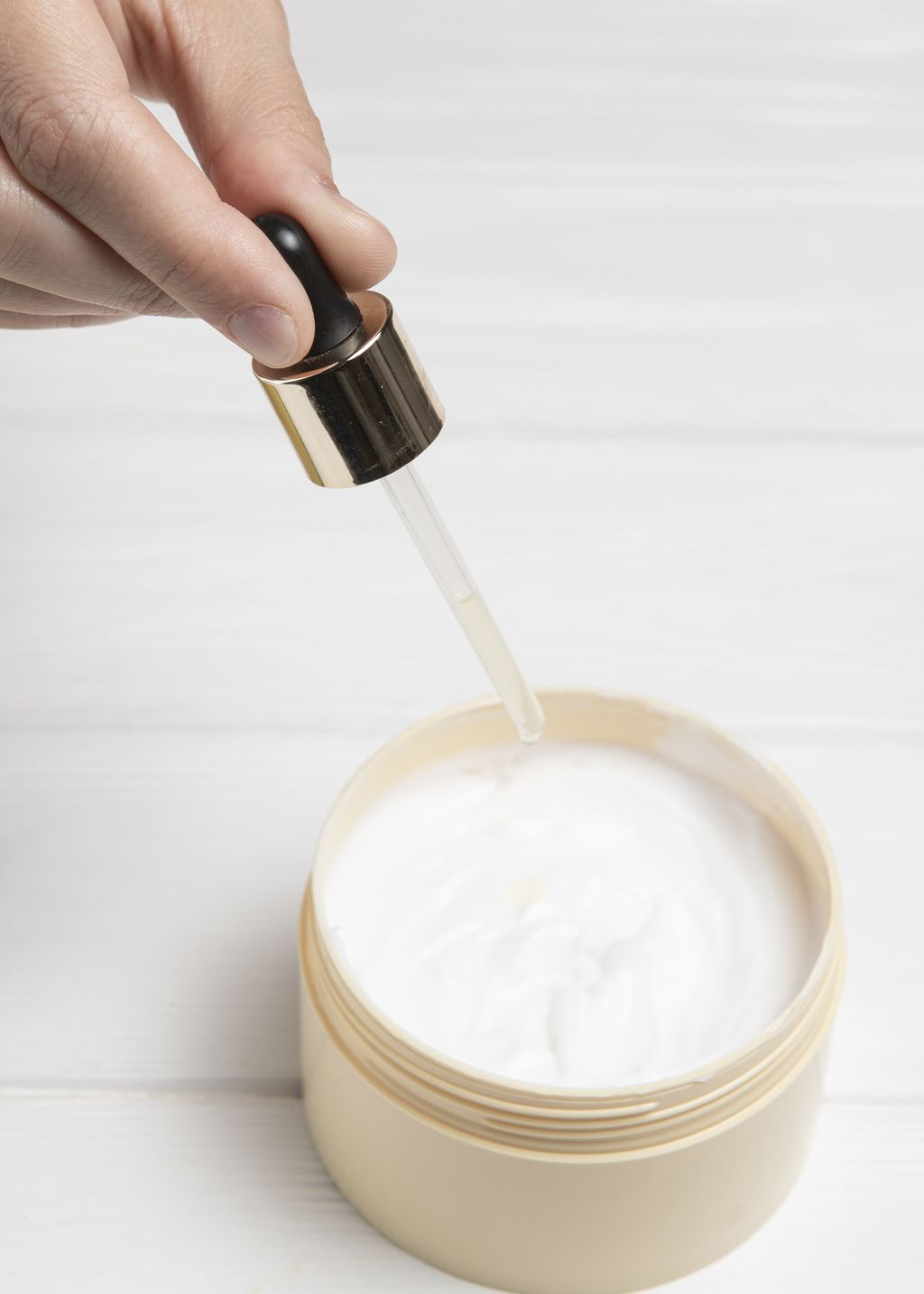 Cara menggunakan body serum yang aman. Selalu baca aturan pakai dan tidak menggunakannya secara berlebihan.