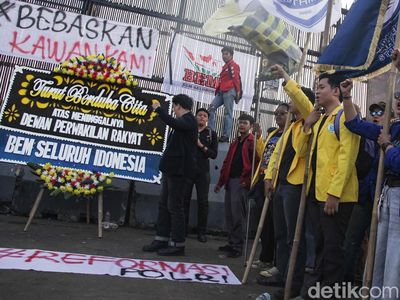 Demo di DPR, BEM SI Kirim Karangan Bunga Turut Berdukacita