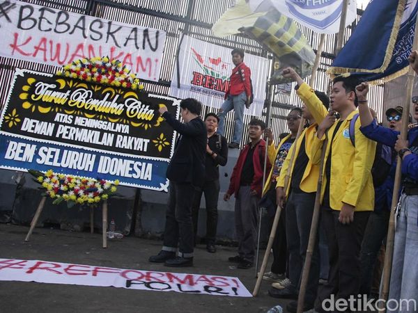 Demo di DPR, BEM SI Kirim Karangan Bunga Turut Berdukacita