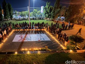 Mahasiswa Gelar Aksi September Hitam di DPRD Rembang, Tabur Bunga-Teatrikal Mahasiswa Gelar Aksi September Hitam di DPRD Rembang, Tabur Bunga-Teatrikal