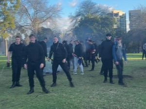 Dunia Hari Ini: Warga Australia Diduga Serang Kamp Aborigin Ditangkap Dunia Hari Ini: Warga Australia Diduga Serang Kamp Aborigin Ditangkap